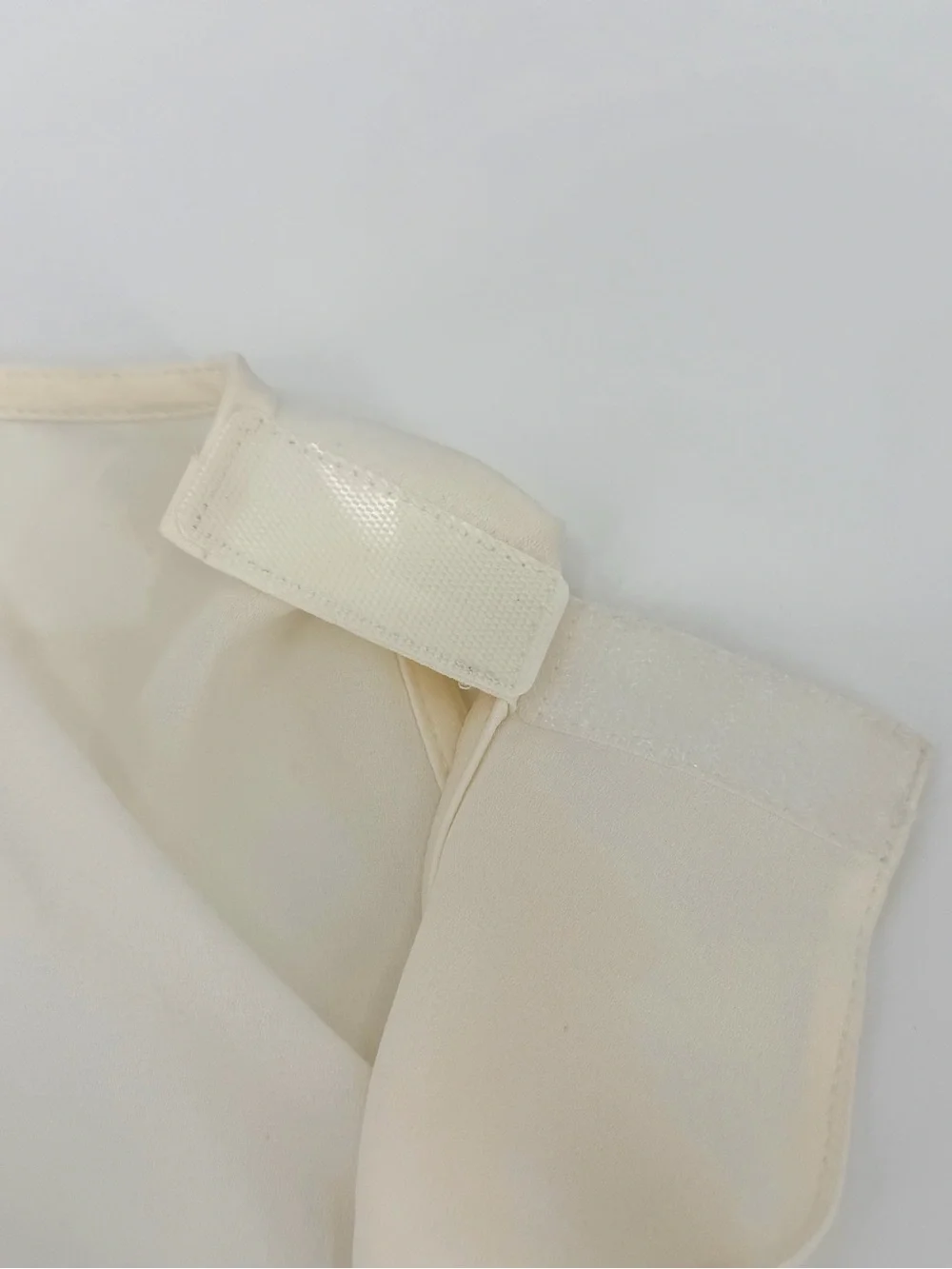 NEW set of 2 Nine West Adaptive V-Neck Sleeveless Camisoles Periwinkle & Ivory